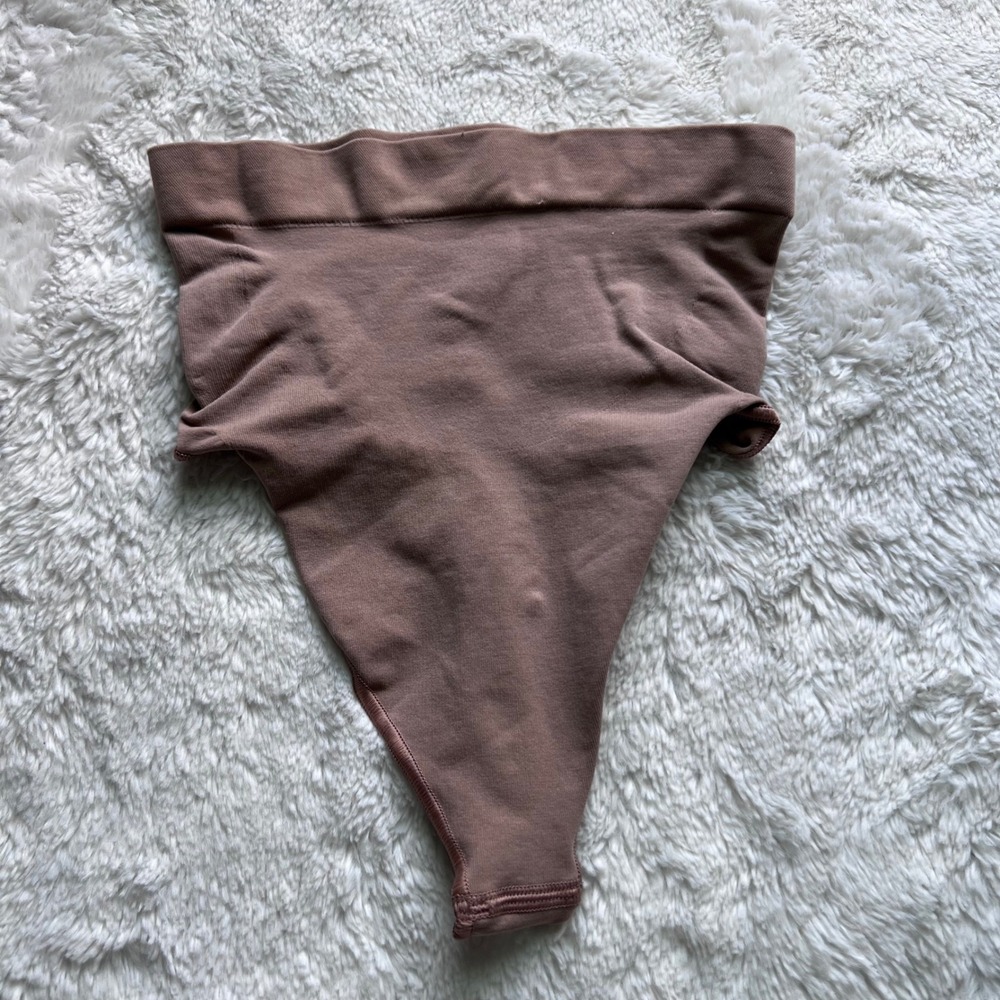 SKIMS High Waisted Thong Seamless Shapewear Brown Size Small RN158973 NEW
